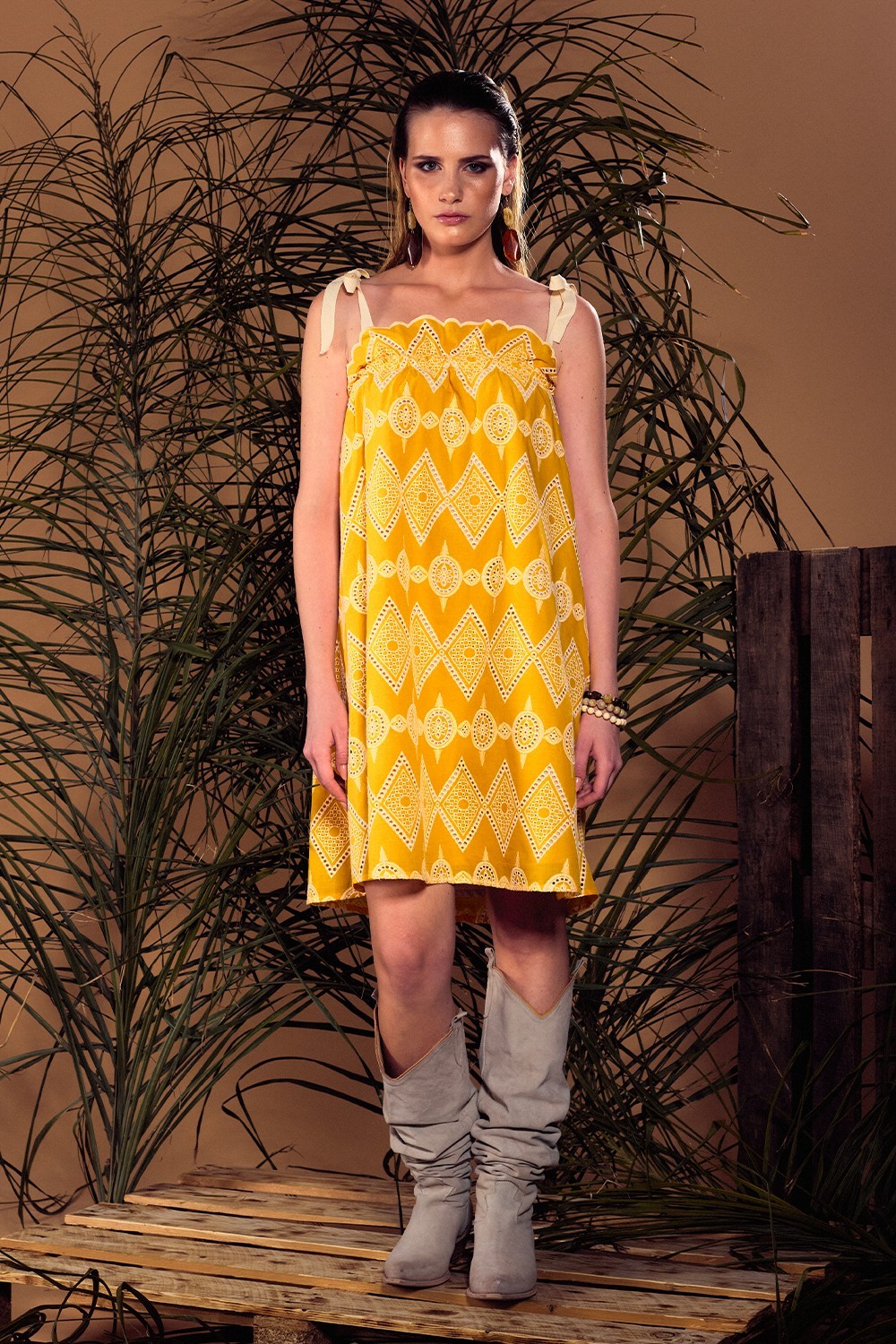 ABITO CON BRETELLE A FIOCCHI